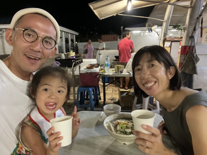 夕飯はホテルの近くの屋台「ルロット」にて