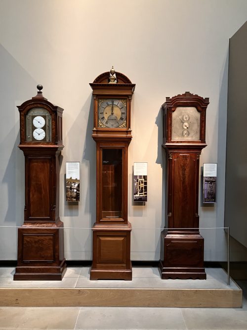 古い順に並ぶ時計の展示