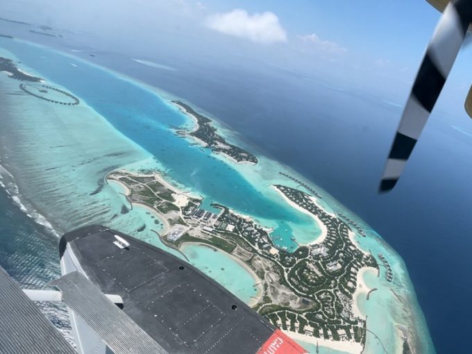 水上飛行機から見る他のリゾートや環礁