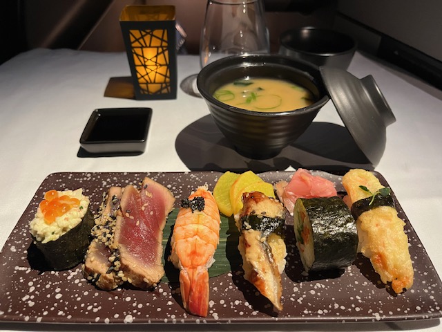 カタール航空ビジネスクラスの機内食は本当に素晴らしく、旅行中一番美味しかったのはこちらのお寿司でした