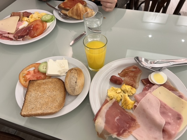 ホテルの朝食ビュッフェ