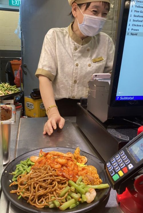 おかずを盛りすぎて店員さんが爆笑していました（笑）