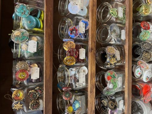 小さなお店ですが、可愛らしいボタンが沢山ありました