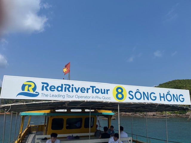 ３島を巡るツアーで利用したボート