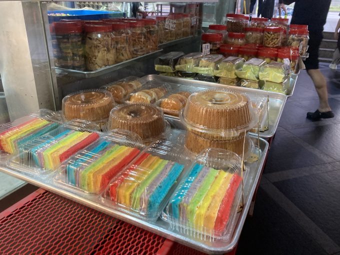 ホテル近辺で見かけたカラフルなケーキ