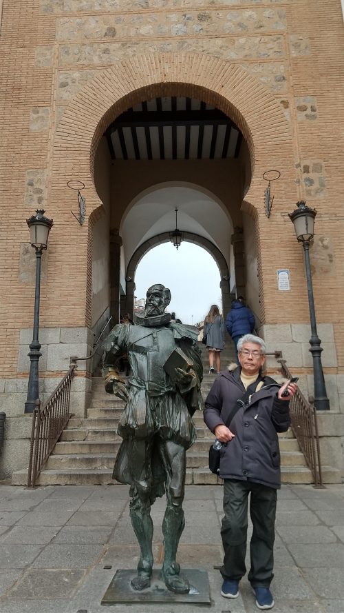 広場にあるセルバンテスの像