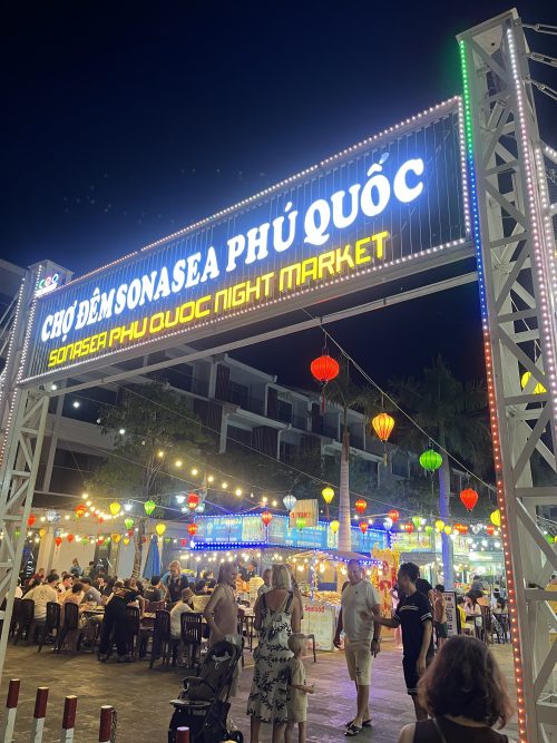 ホテル前のナイトマーケット