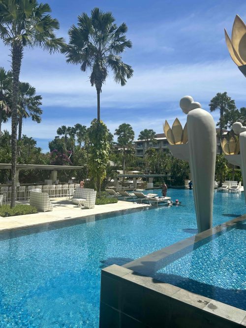 ホテルのプール