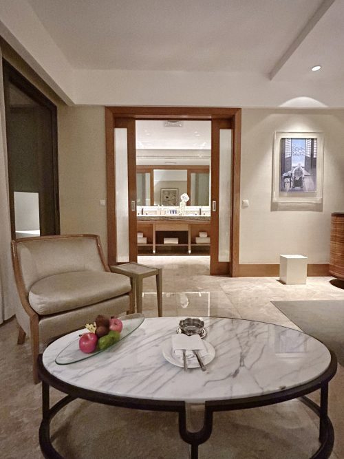 広くて洗練されたスイートルーム