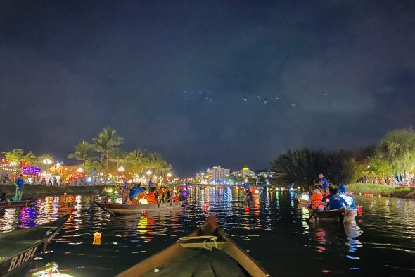 ホイアンで小舟から灯籠流し