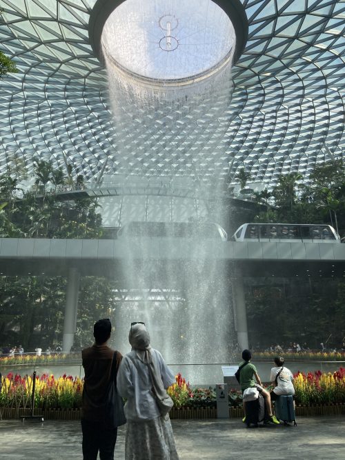 ジュエルにある巨大な人工滝