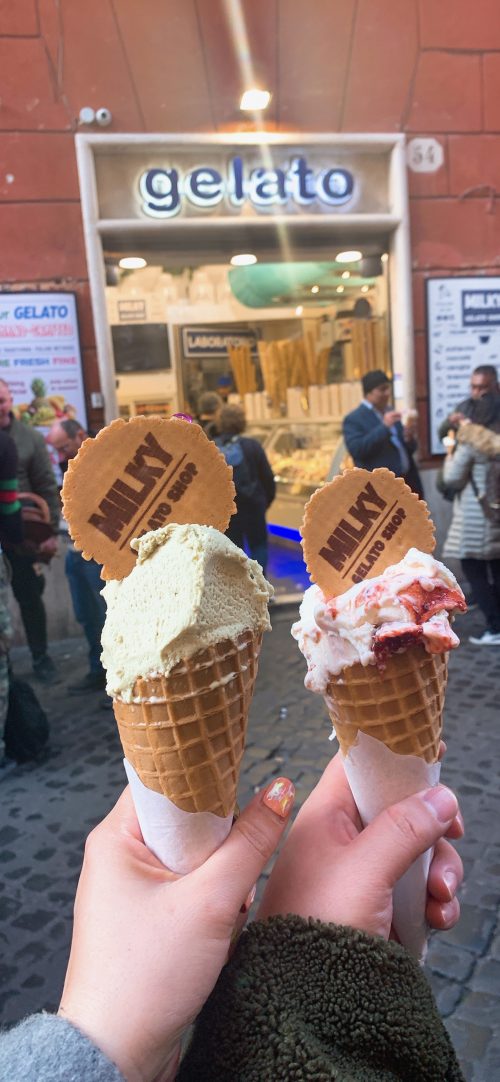 トレヴィの泉の前のジェラート屋さんで撮影