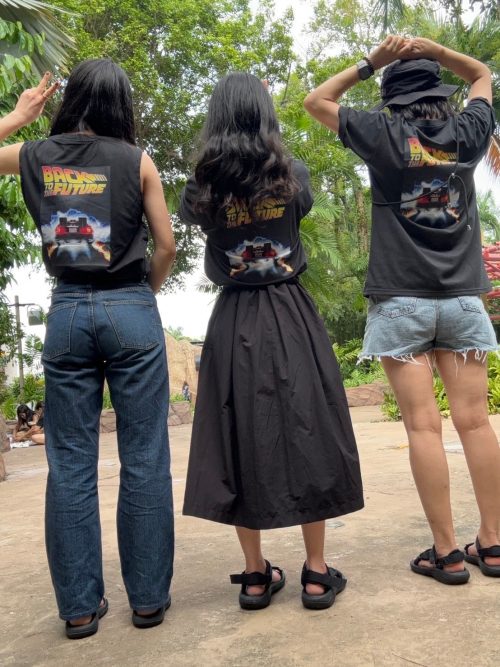 持参したお揃いのバックトゥーザ・フューチャーTシャツを着てUSSを満喫