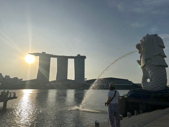 美しい朝日のなかのマーライオン