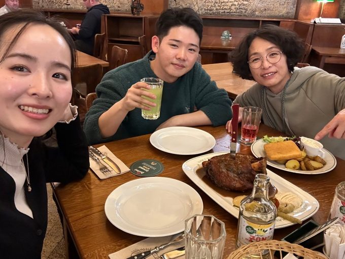 豚膝の肉のローストとチーズフライ