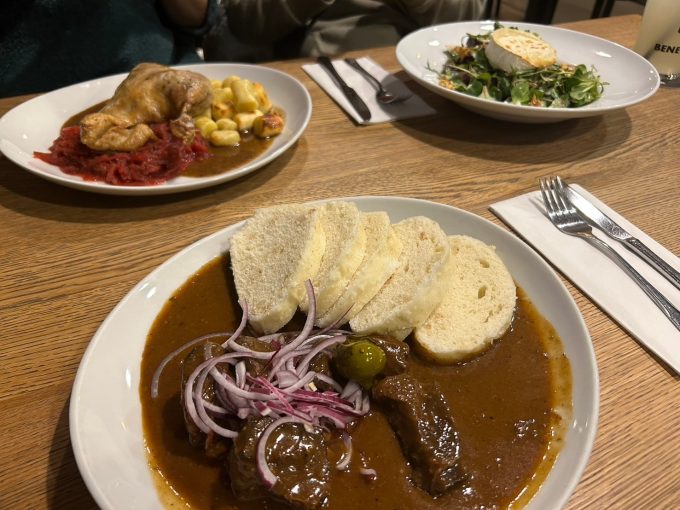 野菜と牛肉にサワークリームがかかったズヴィーチコヴァ・ナ・スネタニェ