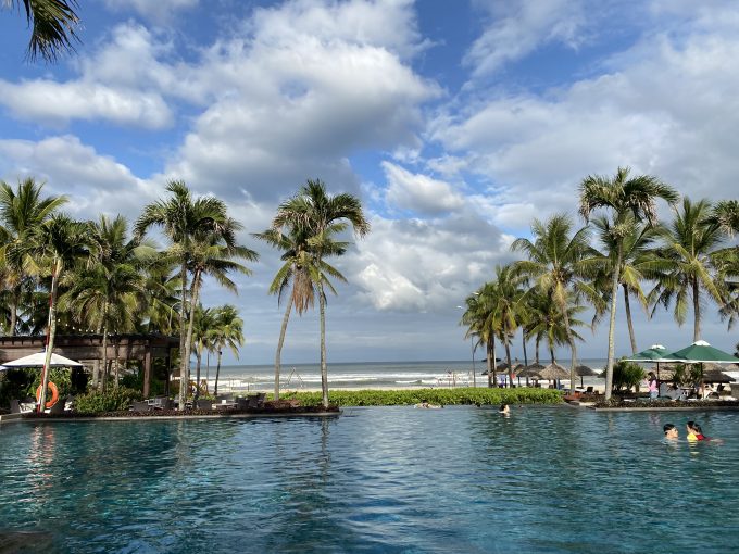 お隣の「フラマリゾートダナン」プール