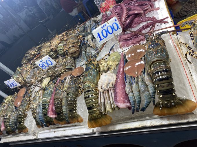 路上屋台でロブスターを食べられるお店を発見!