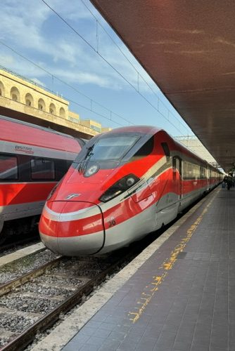 ナポリへ高速列車で移動。時速250km超えのスピード！