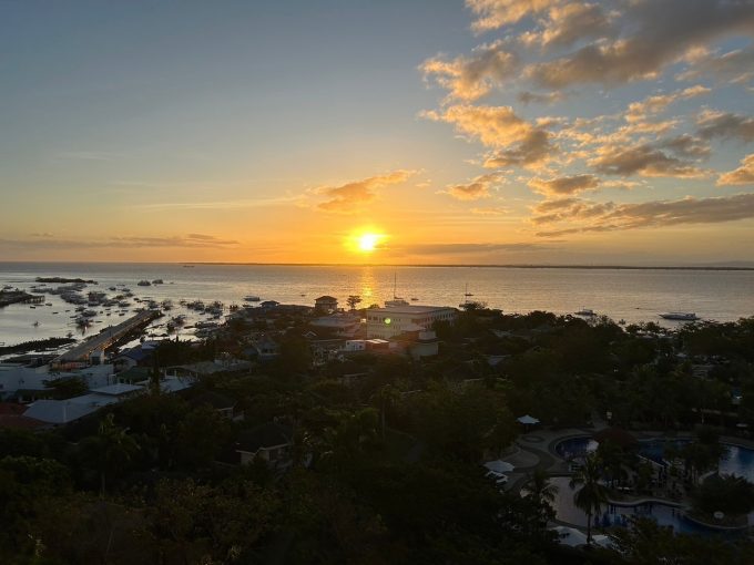 ホテルの部屋から見た夕陽