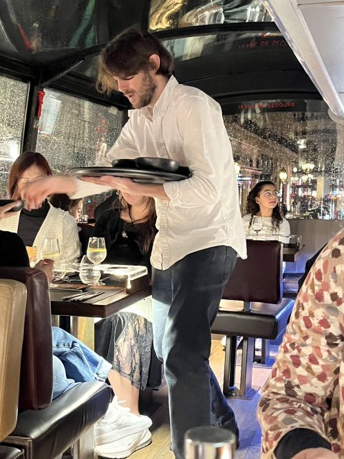 ２階席でディナーをいただきます