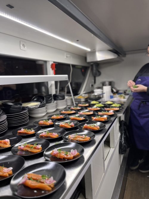 バストロノーム１階での調理の様子