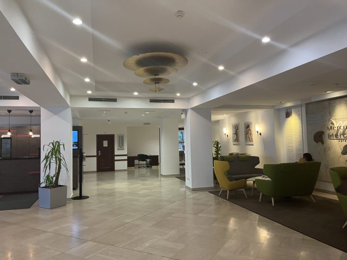 ホテル「メルキュールウィーンウェストバーンホフ」クリムトの絵がお出迎え