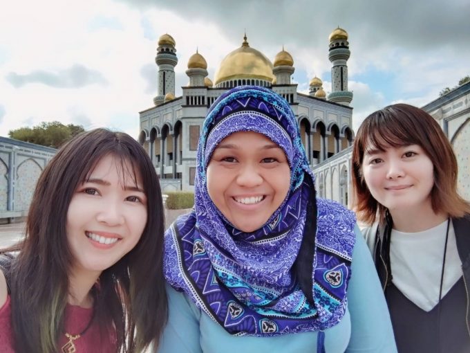 モスクの前で、現地の方に声をかけられ記念撮影！笑