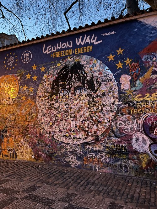 カレル橋近くにあるジョンレノンウォール