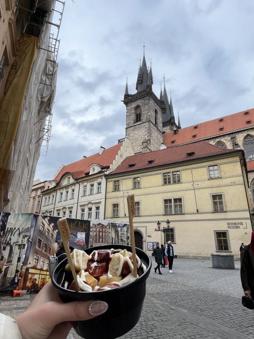 旧市街のソーセージ食べ歩き。このお店はサービスがよくクランベリージュースももらえて、おすすめです。
