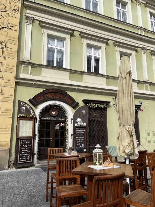 黒い聖母の家の裏にあるレストラン