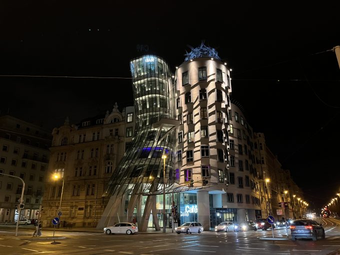 トラムでダンシングビルまで行きました