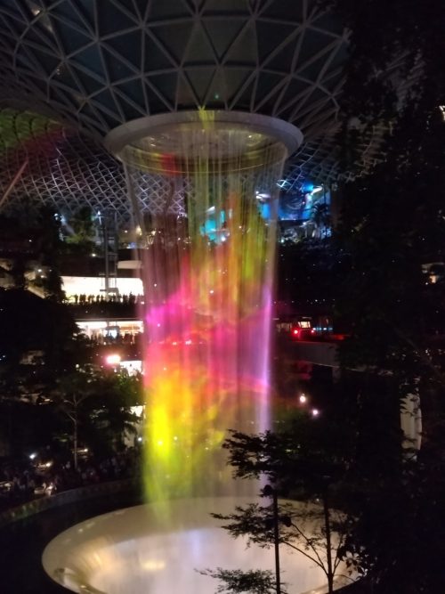 チャンギ空港ジュエルの滝のショー