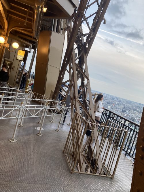 エッフェル塔頂上のオープンデッキ