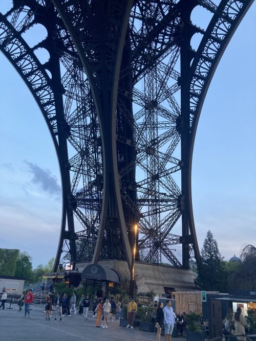 下から見ると細部の精巧な造りがよく分かる