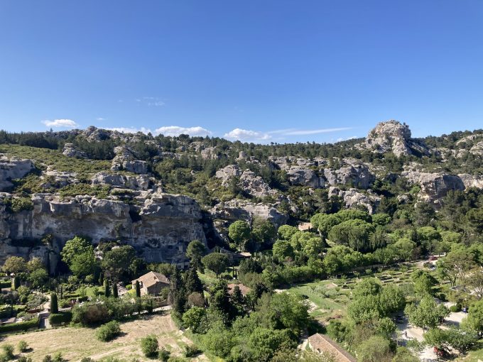 ごつごつとした岩肌の下に広がる平野