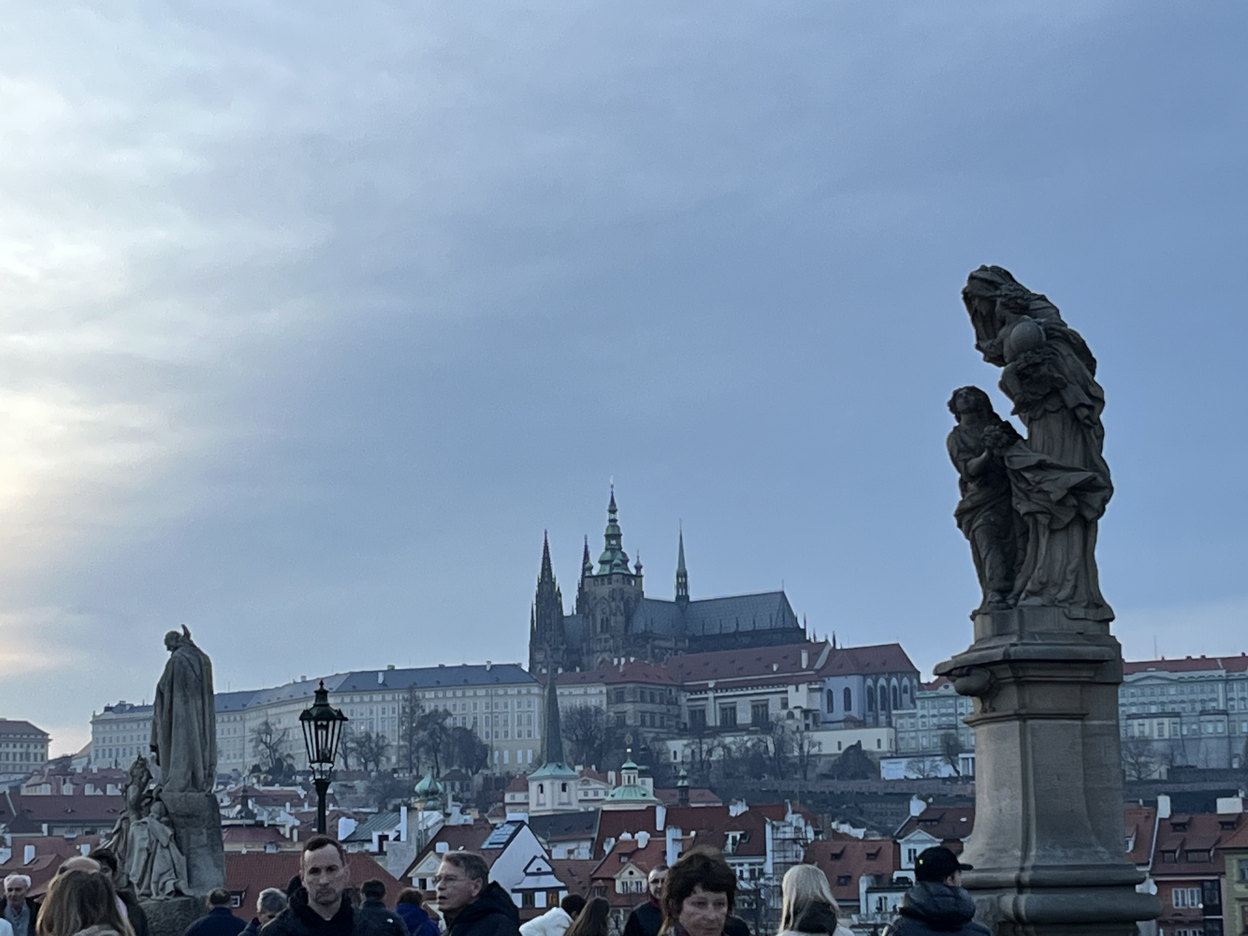 夕暮れ間近のカレル橋から見たプラハ城