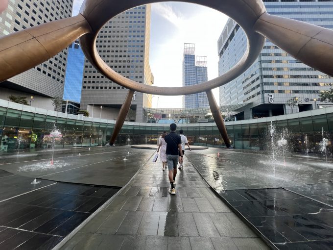 「富の噴水」真ん中の噴水を触りながらみんなで周ります