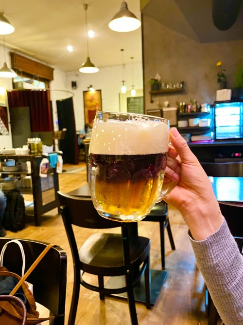 ピルスナーウルケルと地ビールの黒とのハーフ