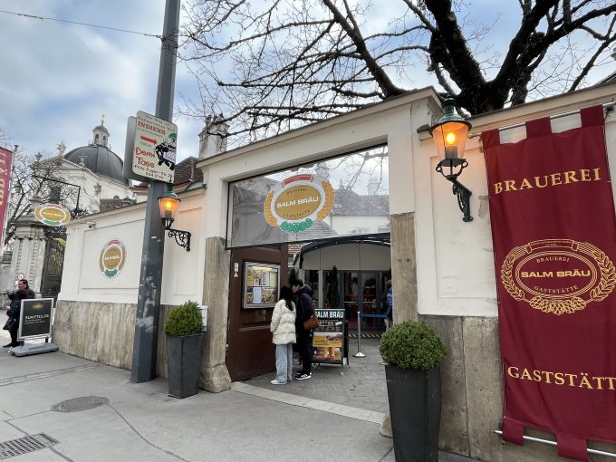 ベルヴェデーレ美術館近くのビアホール