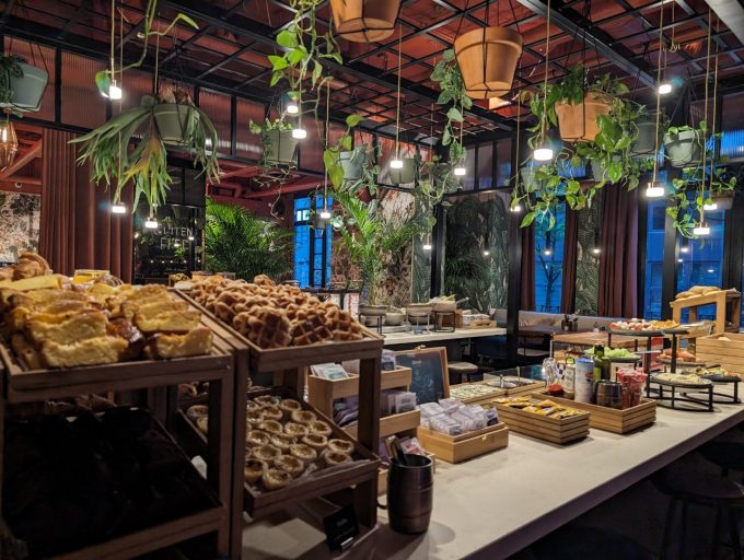 ホテル インディゴ ブリュッセル シティの朝食ビュッフェ会場