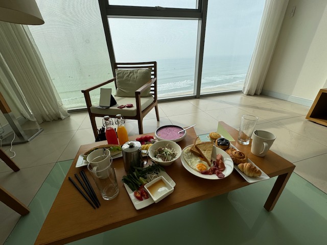 ルームサービスでの朝食