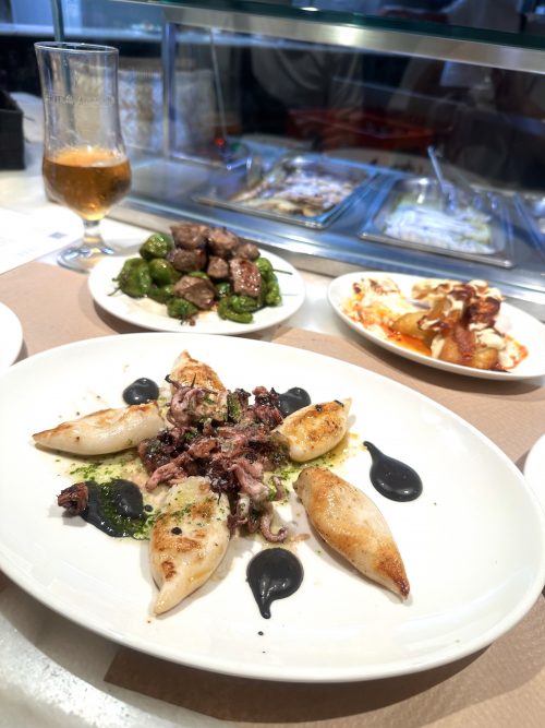 「El Mercat」というバルでいただいたイカのグリル他