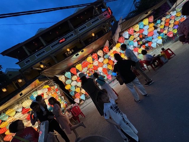 ライトアップされたホイアン