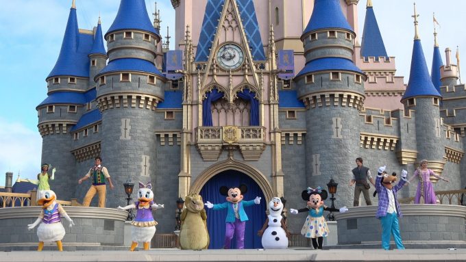 パークオープン合図のショー「レット・ザ・マジック・ビギン」