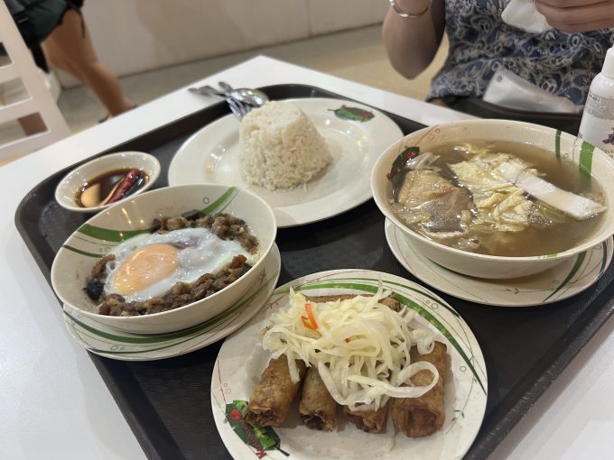 ランチはフードコートで現地の料理を♩