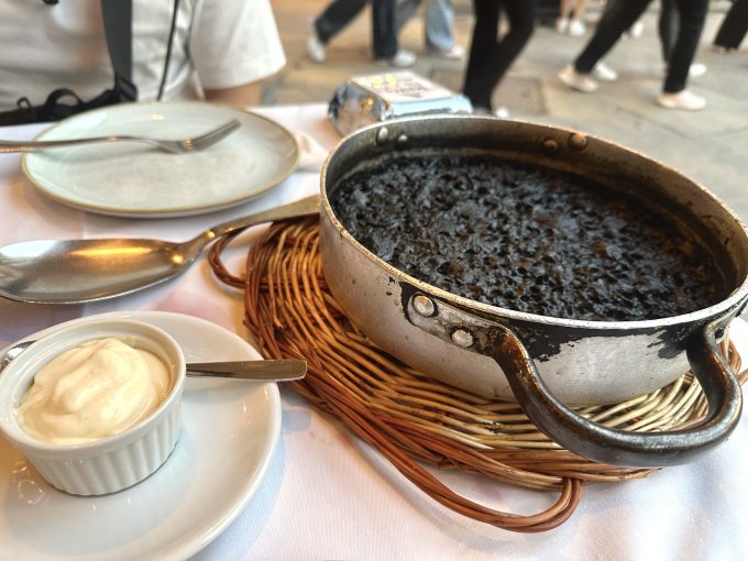 「Les Quinze Nits」というレストランでいただいたイカ墨パエリア