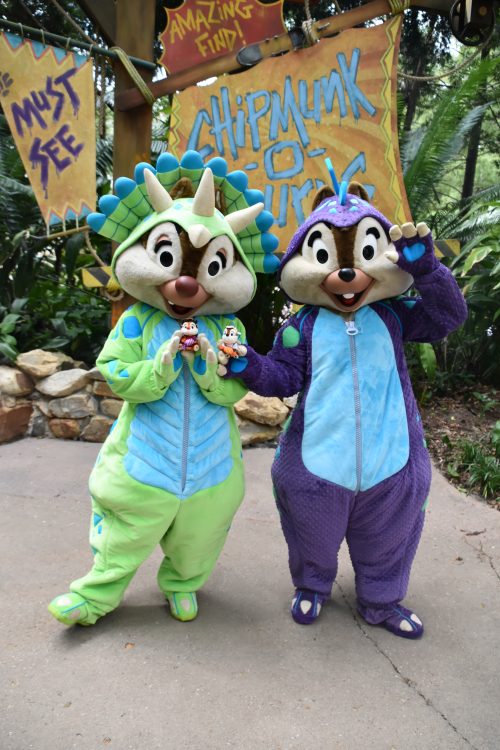 恐竜衣装のチップとデール