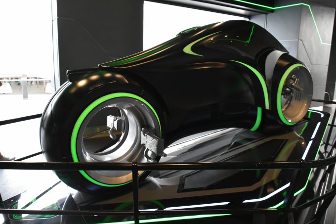 バイク型ライドにまたがって乗るコースタータイプ