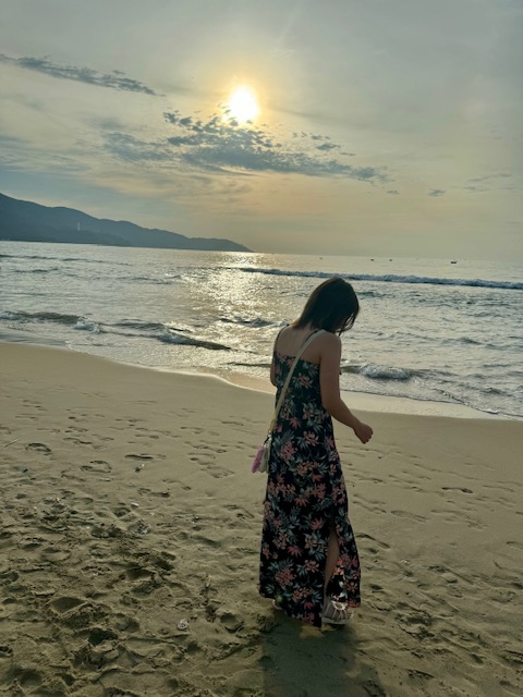 朝、ビーチ沿いを散歩